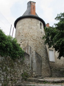 Tour à l’angle sud-est de l’enceinte du château d’Esvres-sur-Indre. Cliché Maer Taveira