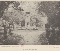 Vue de la fontaine de Volvic dans jardin du musée in Catalogue du musée départemental de Moulins, deuxième partie, Moulins, 1896.
